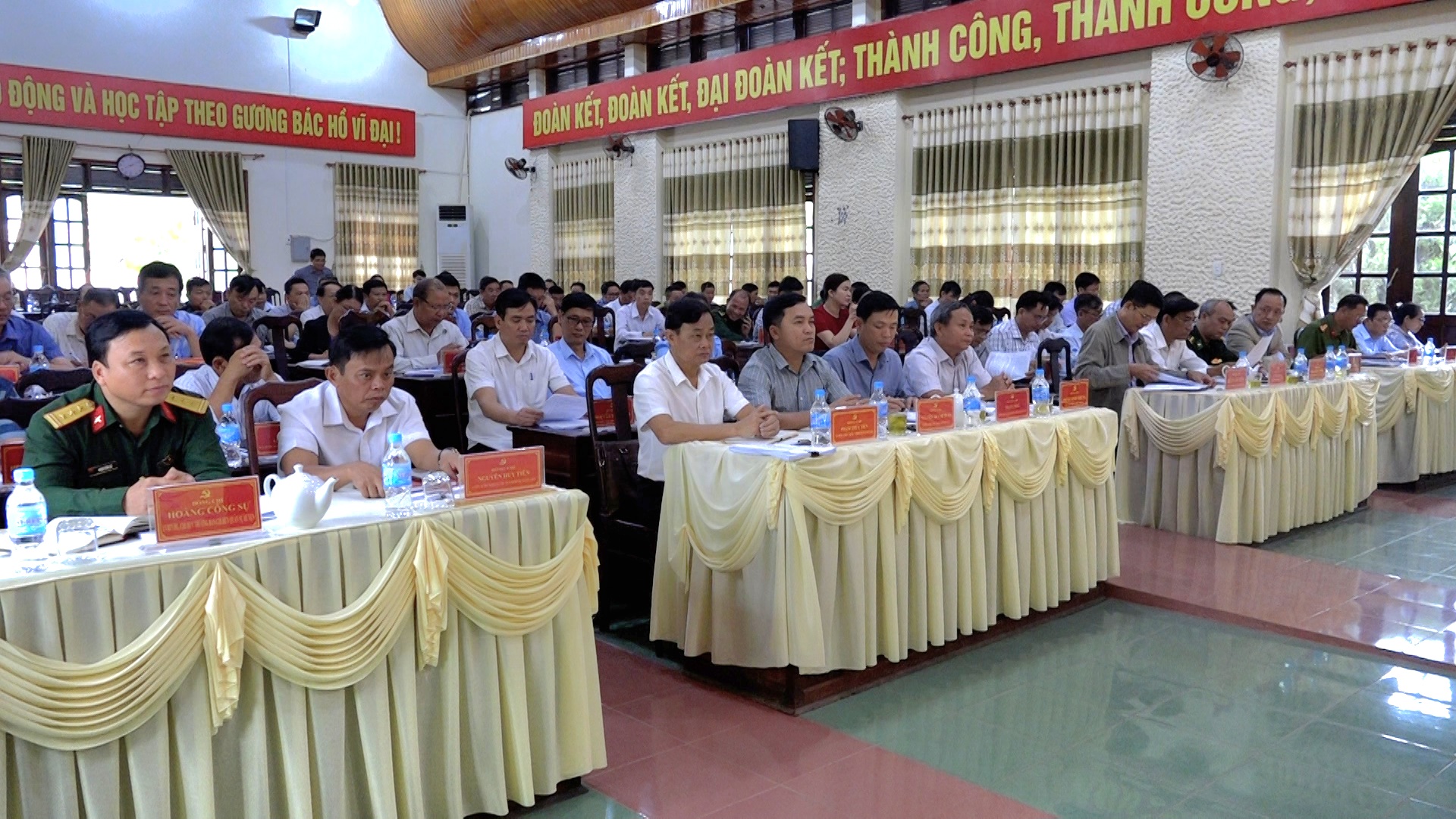 các đại biểu về tham dự hội nghị (1)